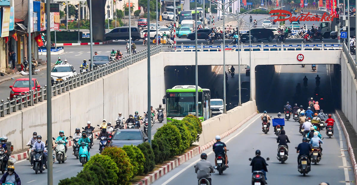 Trong khi đó, tại hầm chui Lê Văn Lương - Tố Hữu, phương án thí điểm dự kiến bố trí các cụm chậu cây dọc mép trên thành hầm, phía dưới lan can, trên chiều dài khoảng 300m. Các loại cây có khả năng phát triển rủ xuống được lựa chọn để tạo thành dải xanh dọc thành hầm, giảm cảm giác khô cứng của những bề mặt bê tông kéo dài.