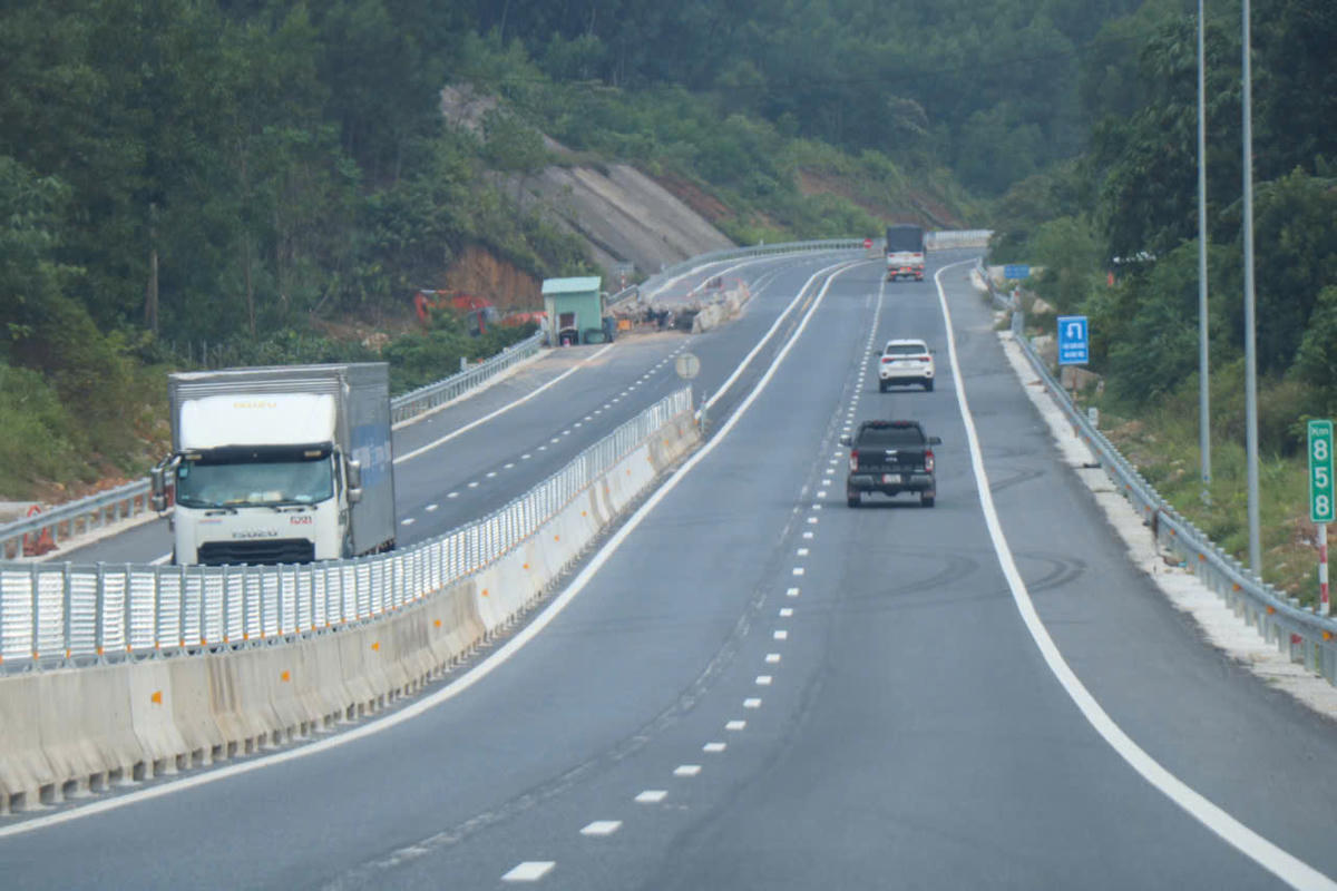 Ngày 29/5/2025, dự án mở rộng cao tốc La Sơn - Hòa Liên được khởi công. Dự án có tổng mức đầu tư hơn 3.000 tỷ đồng, nâng quy mô tuyến lên 4 làn xe hoàn chỉnh, nền đường rộng 22m. Ảnh: N.Q.