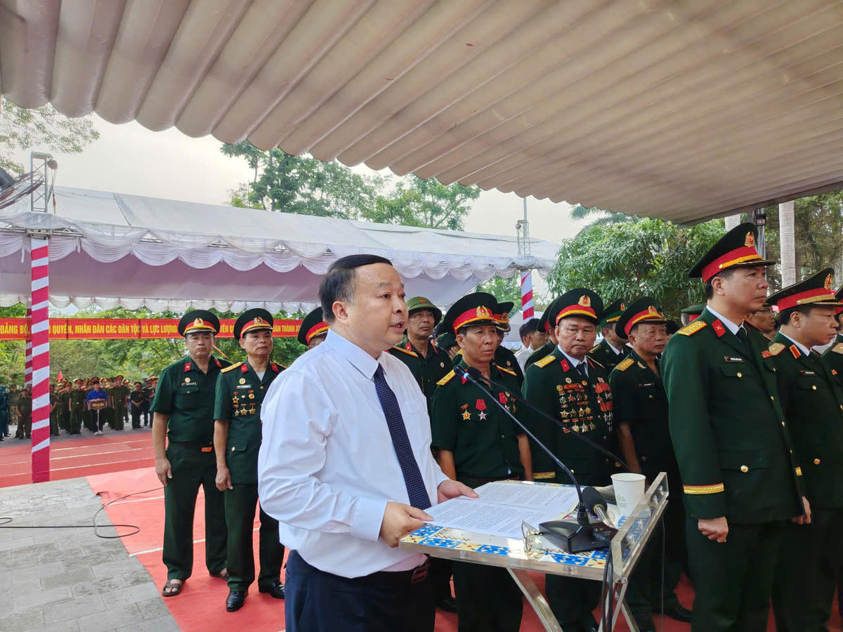 Chủ tịch UBND tỉnh Tuyên Quang Phan Huy Ngọc đọc Điếu văn tại Lễ truy điệu.
