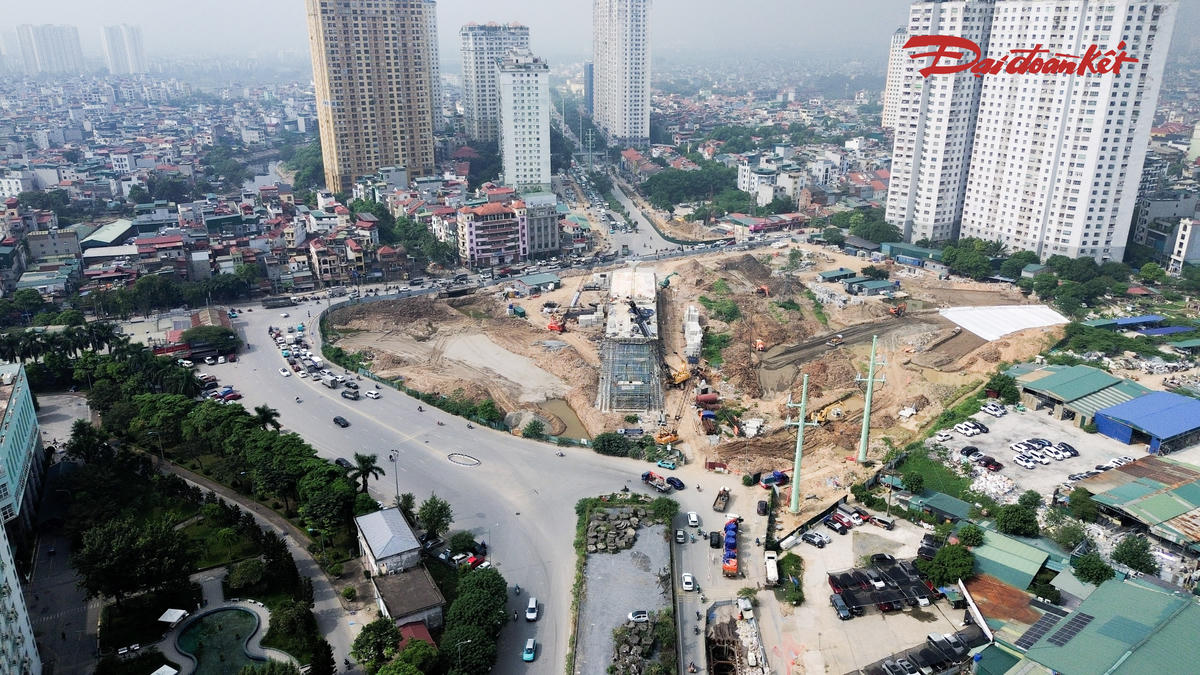 Theo ghi nhận của PV Báo Đại đoàn kết, giữa tháng 10/2026 tại nút giao Phạm Tu - đường 70, nhiều hạng mục của cầu vượt trực thông đã dần thành hình. Trên công trường, máy móc và nhân lực được huy động để triển khai các phần việc, từ thi công bản mặt cầu đến gia công cốt thép, lắp dựng hệ thống giàn giáo cho những nhịp tiếp theo.