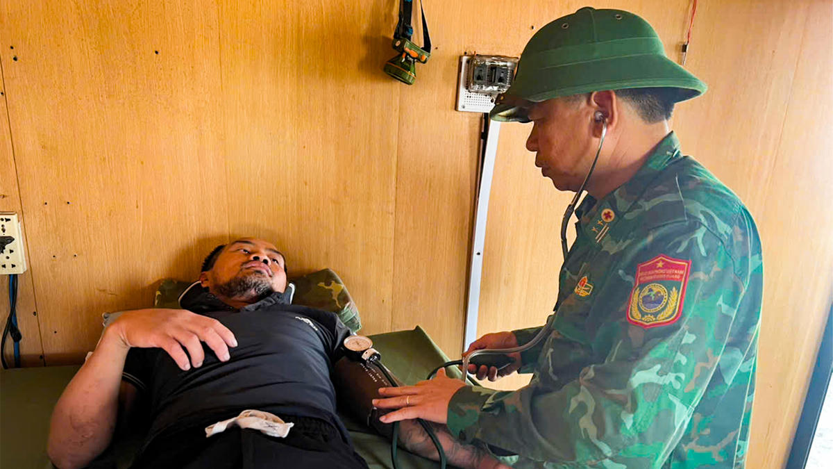 Quân y đơn vị đã tiến hành thăm khám sức khỏe cho ngư dân gặp nạn trên biển. Ảnh: BPQT.