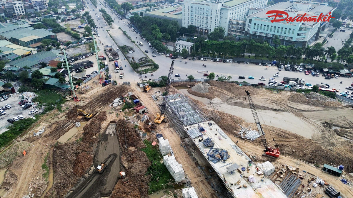 Trong bối cảnh dự án đã trải qua nhiều năm đình trệ, việc đẩy nhanh thi công và tháo gỡ những vướng mắc còn lại có ý nghĩa quan trọng để công trình sớm phát huy hiệu quả. Mục tiêu hoàn thành các hạng mục theo kế hoạch cuối năm đang đặt ra yêu cầu duy trì tiến độ trên công trường, đồng thời phối hợp xử lý các điểm nghẽn về hạ tầng kỹ thuật và mặt bằng còn tồn tại.