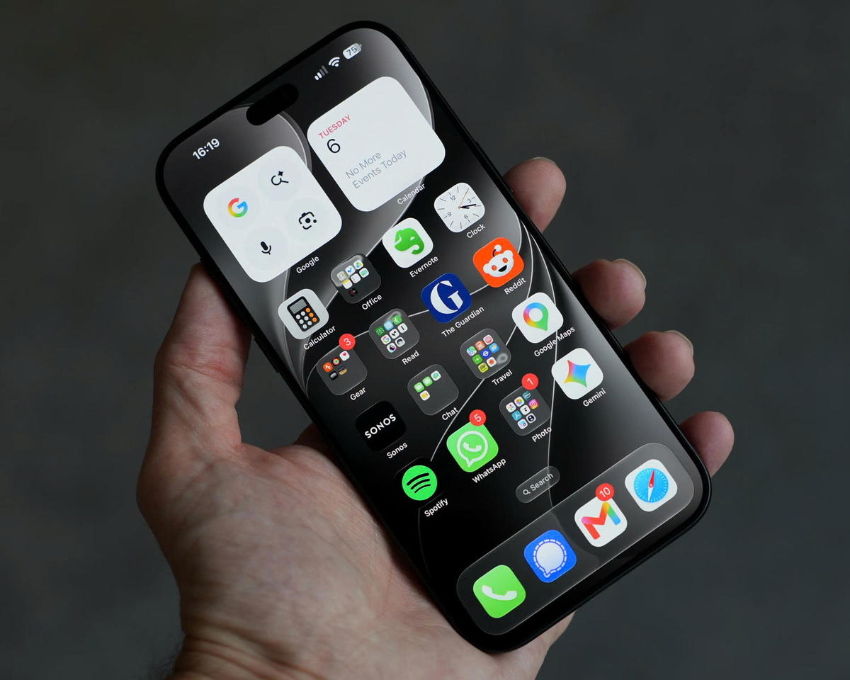 Chiếc iPhone có kích thước tối đa này cần dùng cả hai tay để thao tác. Nguồn: The Guardian.