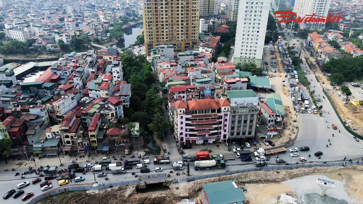 Trước đó, dự án từng phải tạm dừng thi công từ năm 2018 do gặp khó khăn trong công tác giải phóng mặt bằng. Sau nhiều năm gián đoạn, mặt bằng dự án được hoàn thành giải phóng vào tháng 5/2026, tạo điều kiện để nhà thầu tổ chức thi công trở lại.