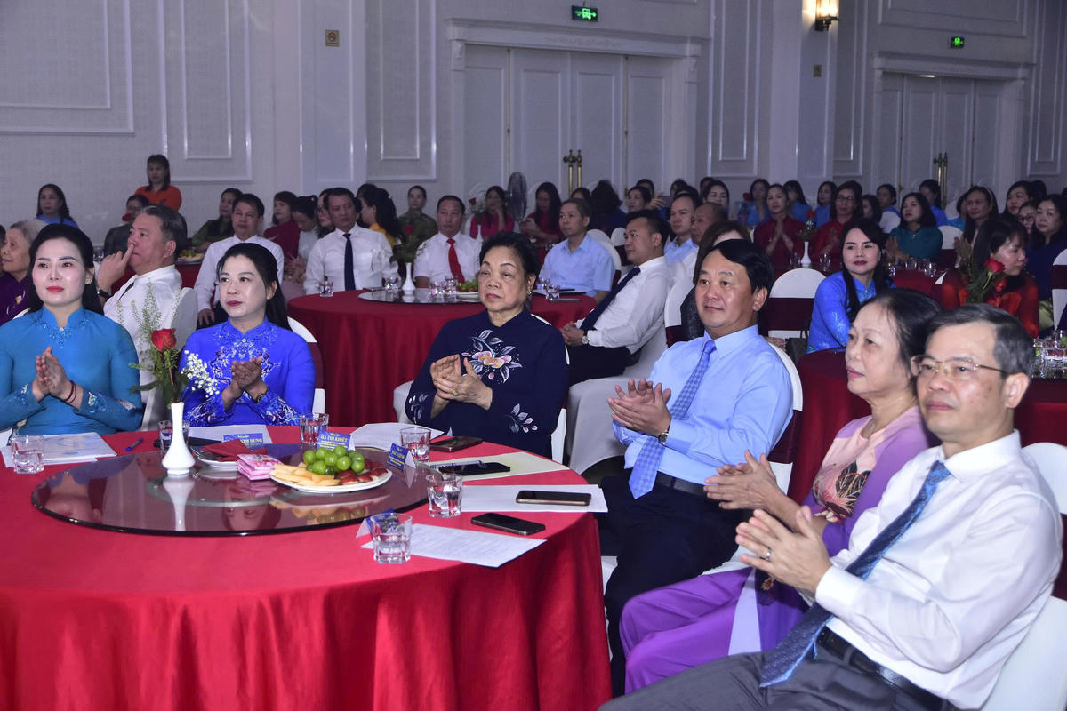 Lãnh đạo tỉnh Tuyên Quang cùng các đại biểu dự buổi Gặp mặt.