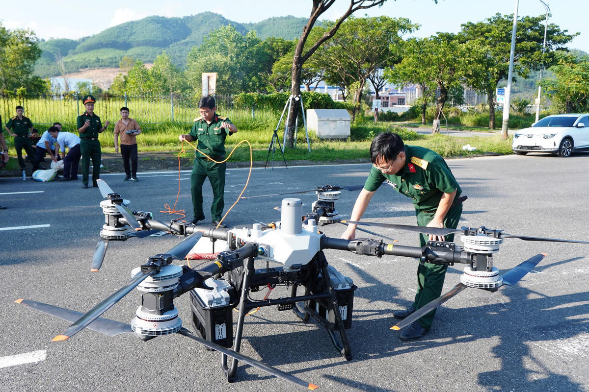 Lực lượng Bộ CHQS TP Đà Nẵng kiểm tra drone để vận chuyển hàng phục vụ cứu hộ, cứu nạn. Ảnh: QS.