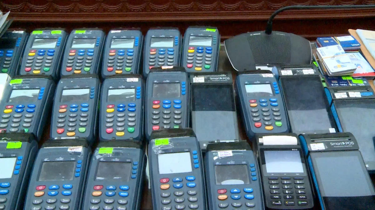 Công an thu giữ gần 400 máy POS. Ảnh: CATH