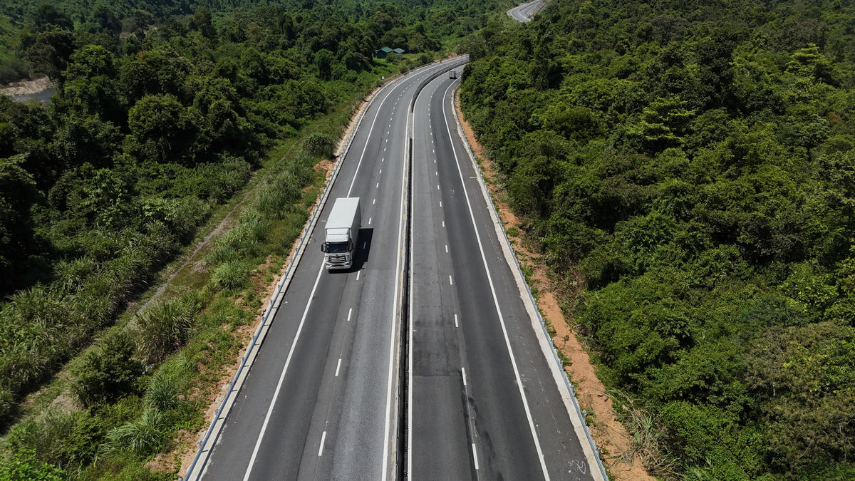 Sau nhiều năm thi công, đến tháng 4/2022, tuyến cao tốc được đưa vào khai thác với quy mô 2 làn xe, góp phần giảm tải Quốc lộ 1A, tăng khả năng kết nối giữa thành phố Huế và Đà Nẵng. Tuy nhiên, do tuyến đường chỉ có 2 làn xe, sau khi đưa vào khai thác đã bộc lộ một số hạn chế. Ảnh: N.Q.