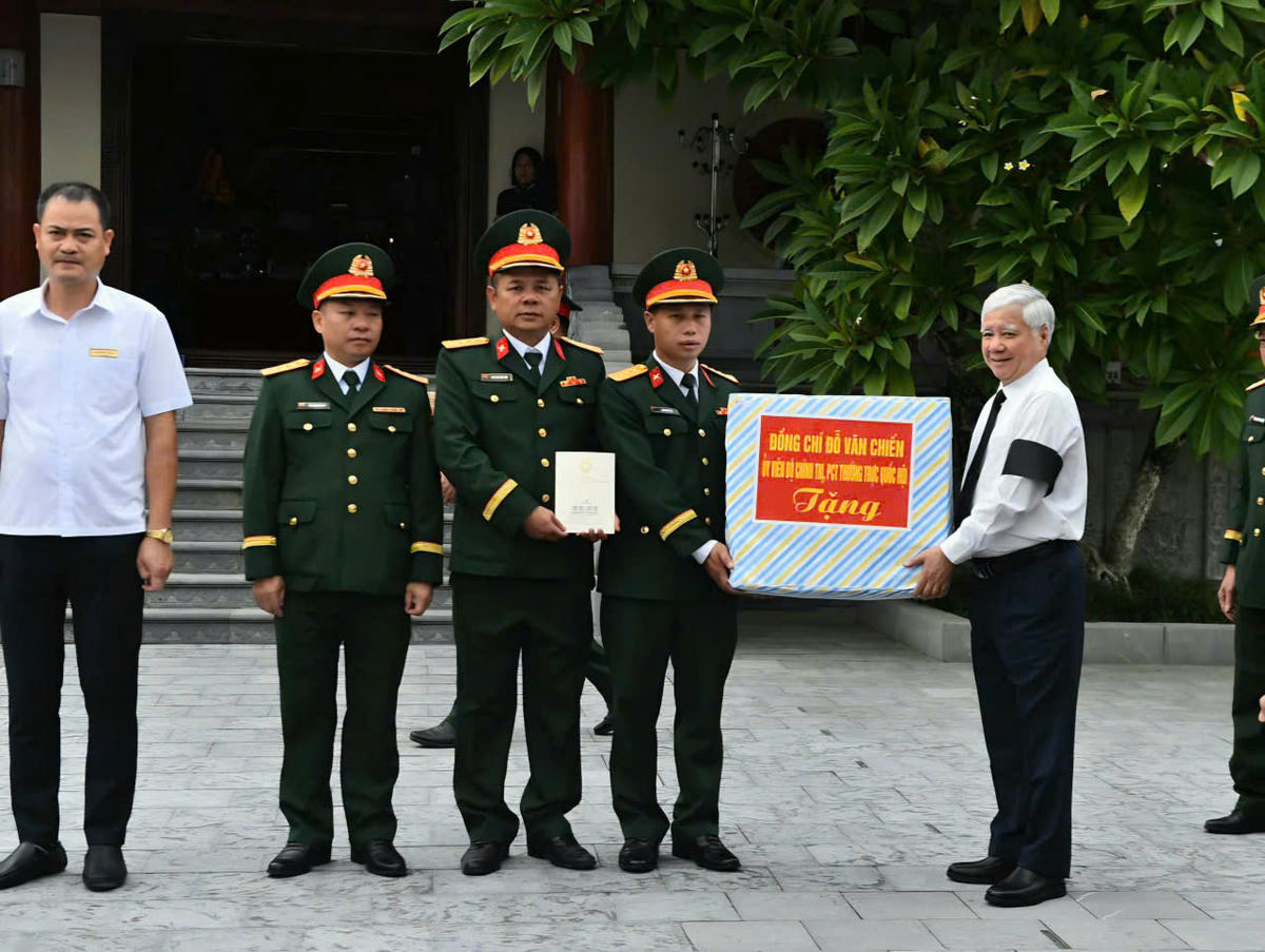 Ủy viên Bộ Chính trị, Phó Chủ tịch Thường trực Quốc hội Đỗ Văn Chiến tặng quà Đội Tìm kiếm, quy tập hài cốt liệt sĩ và Ban Quản lý Nghĩa trang Liệt sĩ Quốc gia Vị Xuyên.
