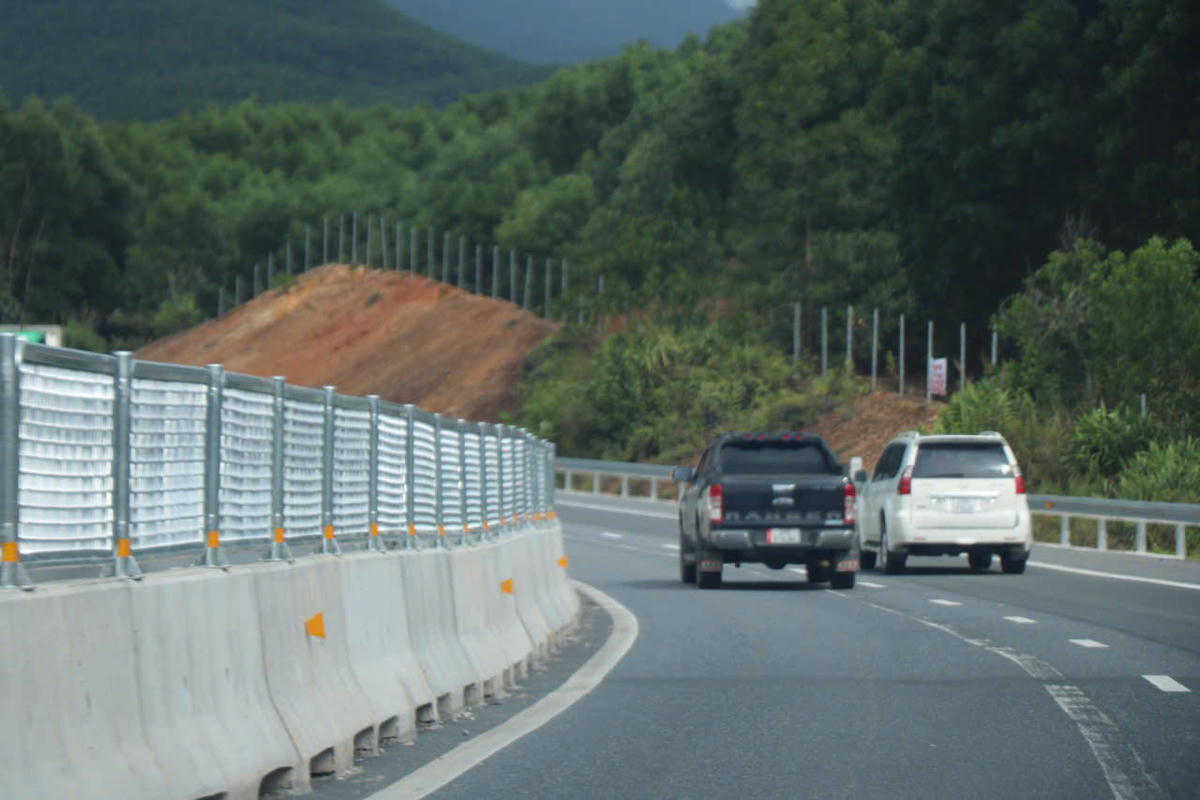 Trong thời gian tiếp tục hoàn thiện, tốc độ tối đa trên tuyến là 60km/h. Xe tải trên 6 trục và xe khách trên 9 chỗ bị cấm lưu thông. Ảnh: N.Q.