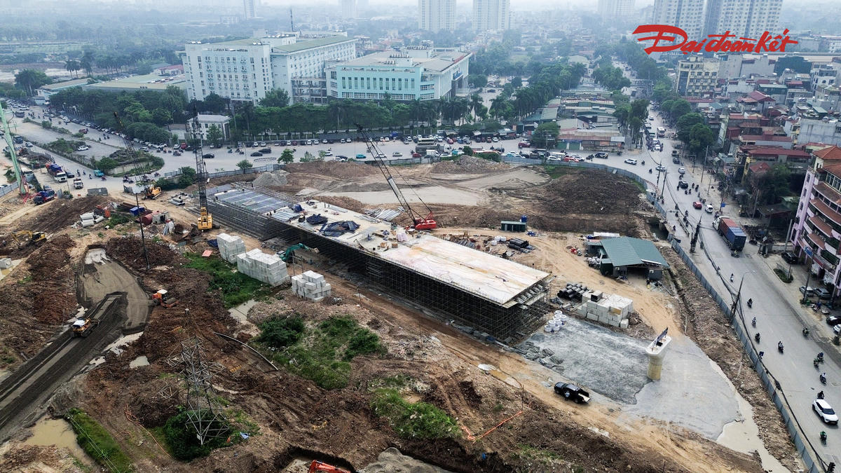 Dù tiến độ thi công đã được đẩy nhanh, quá trình hoàn thiện toàn bộ cầu vượt vẫn còn một số vướng mắc. Trong đó, việc kết nối cầu theo hướng đường Phúc La đang chờ di dời đường ống nước sạch D800 nằm tại vị trí trụ T7 và mố M8. Bên cạnh đó, bãi phế thải tồn đọng từ những năm trước cũng ảnh hưởng đến việc triển khai các hạng mục.