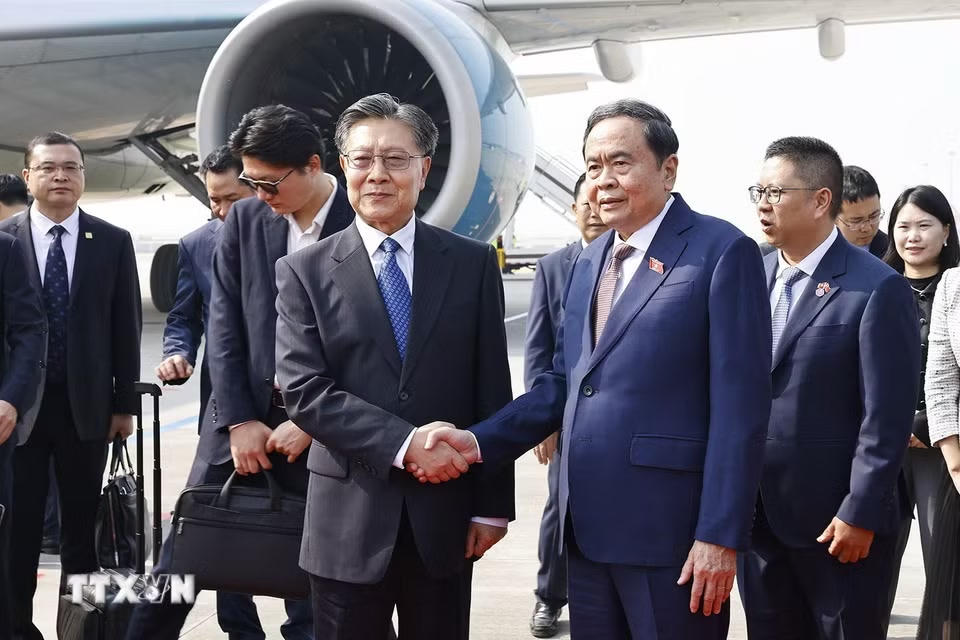 Đại biểu Trung Quốc tiễn Chủ tịch Quốc hội Trần Thanh Mẫn tại Sân bay quốc tế Hàm Dương, TP Tây An, tỉnh Thiểm Tây. (Ảnh: Doãn Tấn/TTXVN)