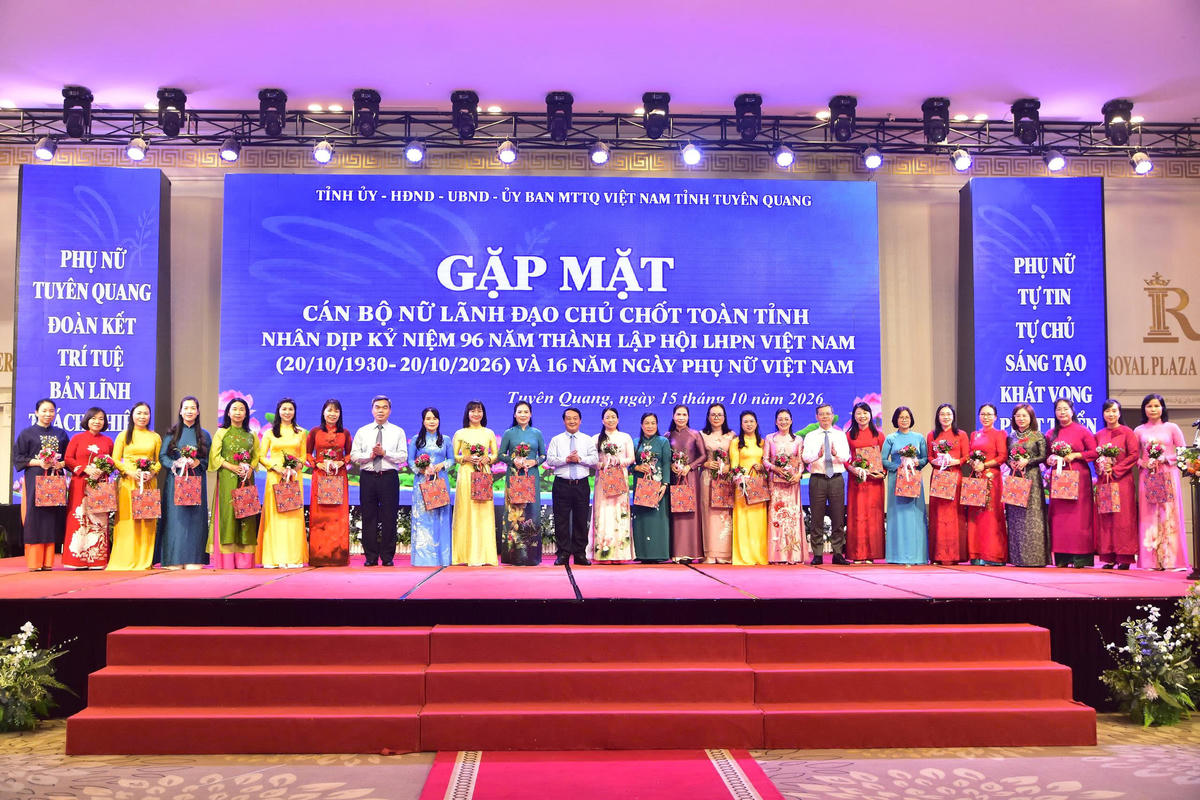 Lãnh đạo tỉnh Tuyên Quang tặng hoa chúc mừng các nữ lãnh đạo tại buổi Gặp mặt.