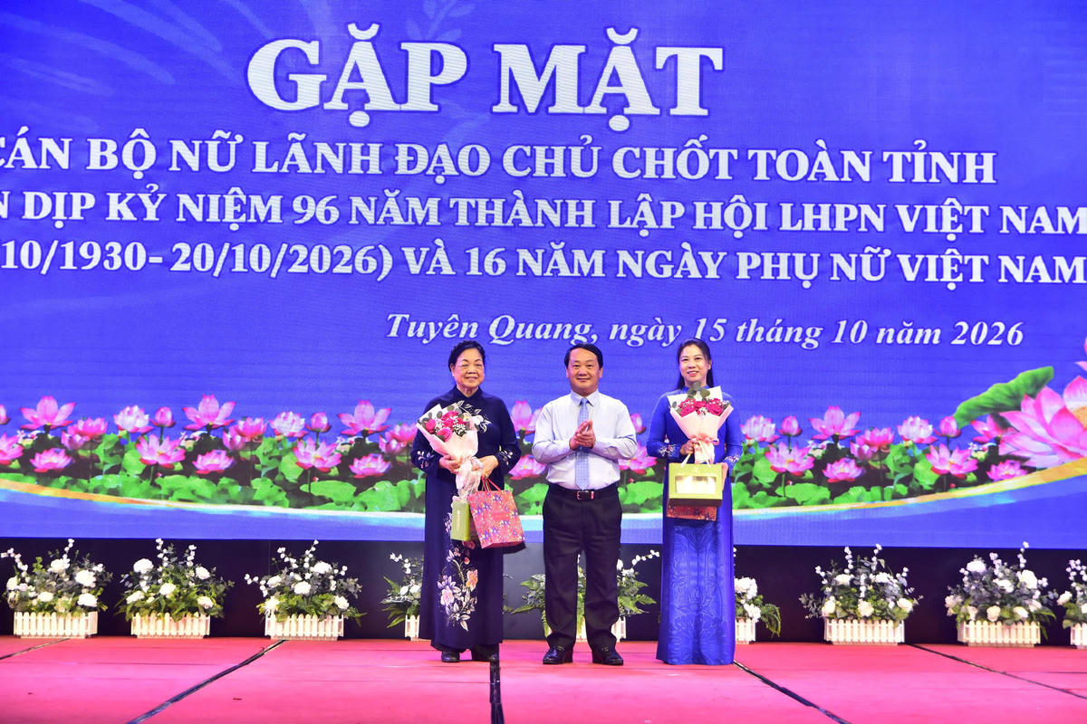 Bí thư Tỉnh ủy Tuyên Quang Hầu A Lềnh tặng hoa, quà cho các nữ lãnh đạo.