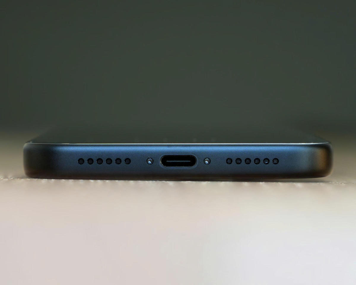 Quá trình sạc đầy mất 70 phút (đạt 80% trong 32 phút), nhưng cần có củ sạc USB-C 60W chuẩn Power Delivery 3.1 hỗ trợ tính năng điều chỉnh điện áp (AVS) để đạt tốc độ sạc nhanh nhất (củ sạc không đi kèm sản phẩm). Nguồn: The Guardian.