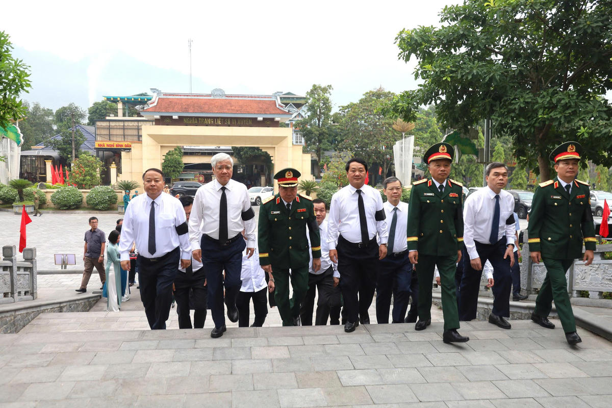 Ủy viên Bộ Chính trị, Phó Chủ tịch Thường trực Quốc hội Đỗ Văn Chiến cùng lãnh đạo tỉnh Tuyên Quang dự Lễ truy điệu và an táng hài cốt liệt sĩ. 