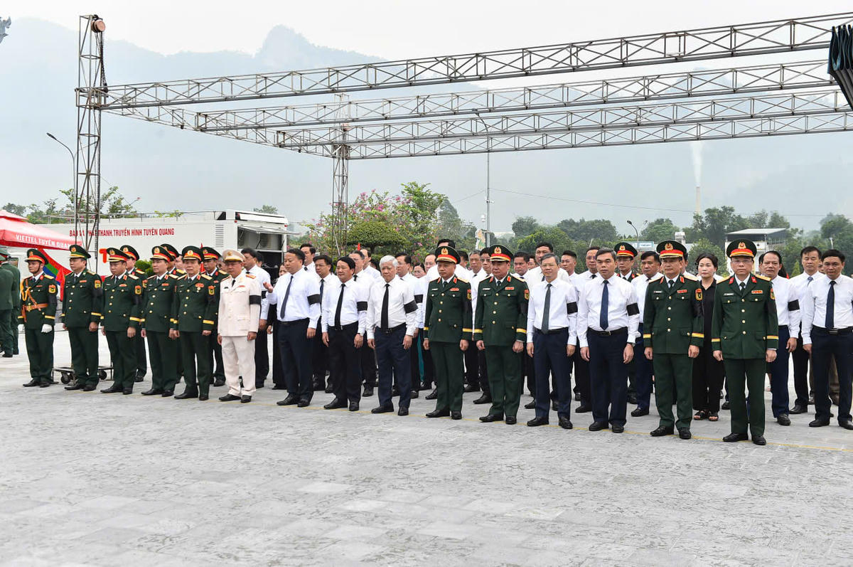 Phó Chủ tịch Thường trực Quốc hội Đỗ Văn Chiến dự Lễ truy điệu, an táng hài cốt liệt sĩ tại Nghĩa trang Vị Xuyên