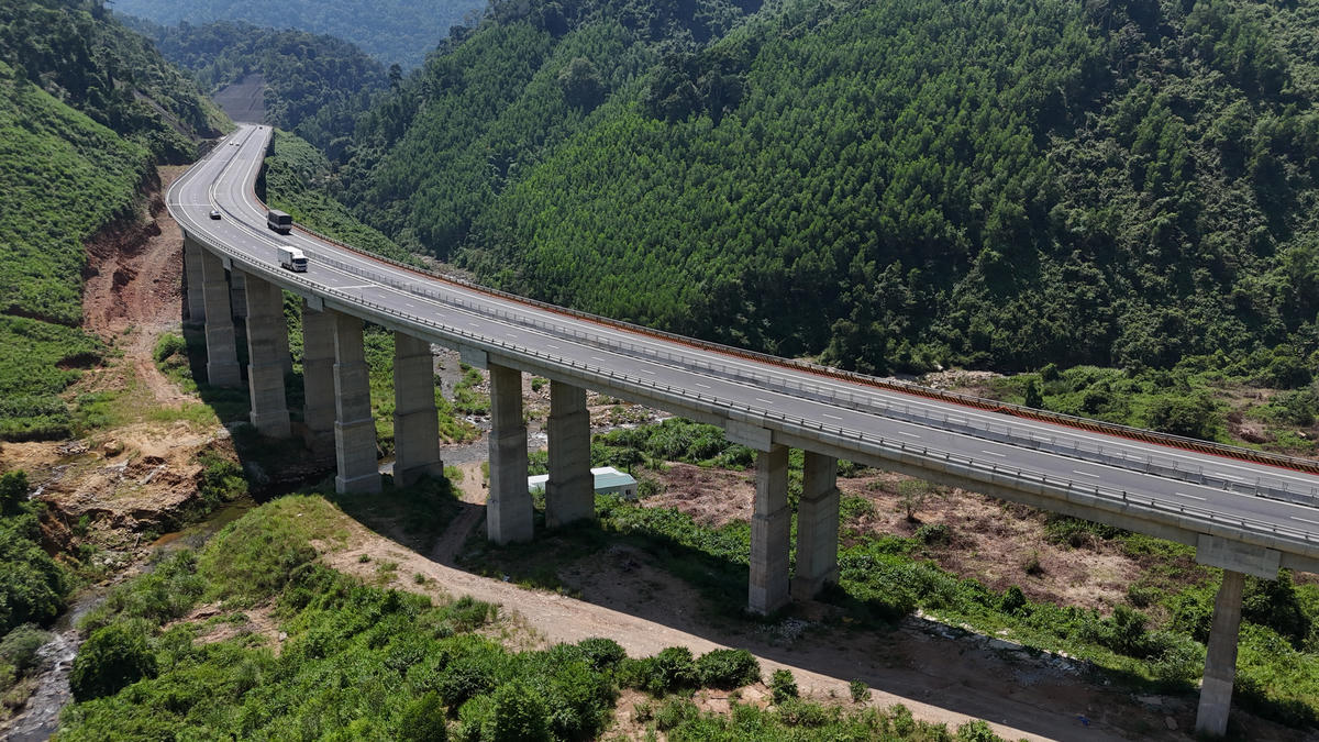 Cao tốc La Sơn - Hòa Liên có tổng chiều dài khoảng 65km, điểm đầu kết nối cao tốc Cam Lộ - La Sơn (tại thành phố Huế), điểm cuối nối cao tốc Hòa Liên - Túy Loan (thành phố Đà Nẵng).&nbsp;Ảnh: N.Q.