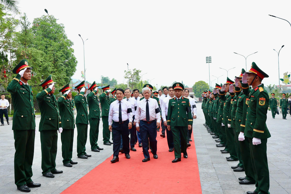 Phó Chủ tịch Thường trực Quốc hội Đỗ Văn Chiến dự Lễ truy điệu, an táng hài cốt liệt sĩ tại Nghĩa trang Vị Xuyên