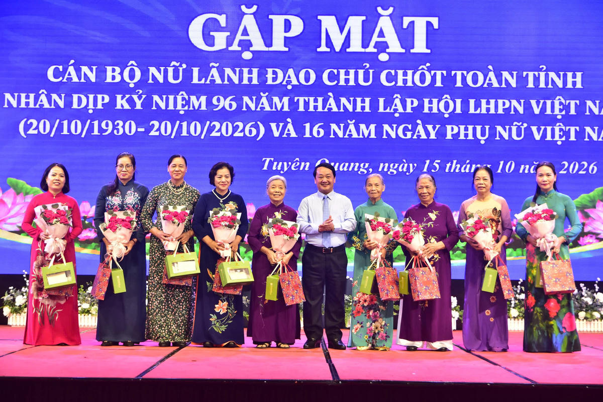 Bí thư Tỉnh ủy Tuyên Quang Hầu A Lềnh tặng hoa chúc mừng nữ lãnh đạo tỉnh, nguyên lãnh đạo tỉnh.