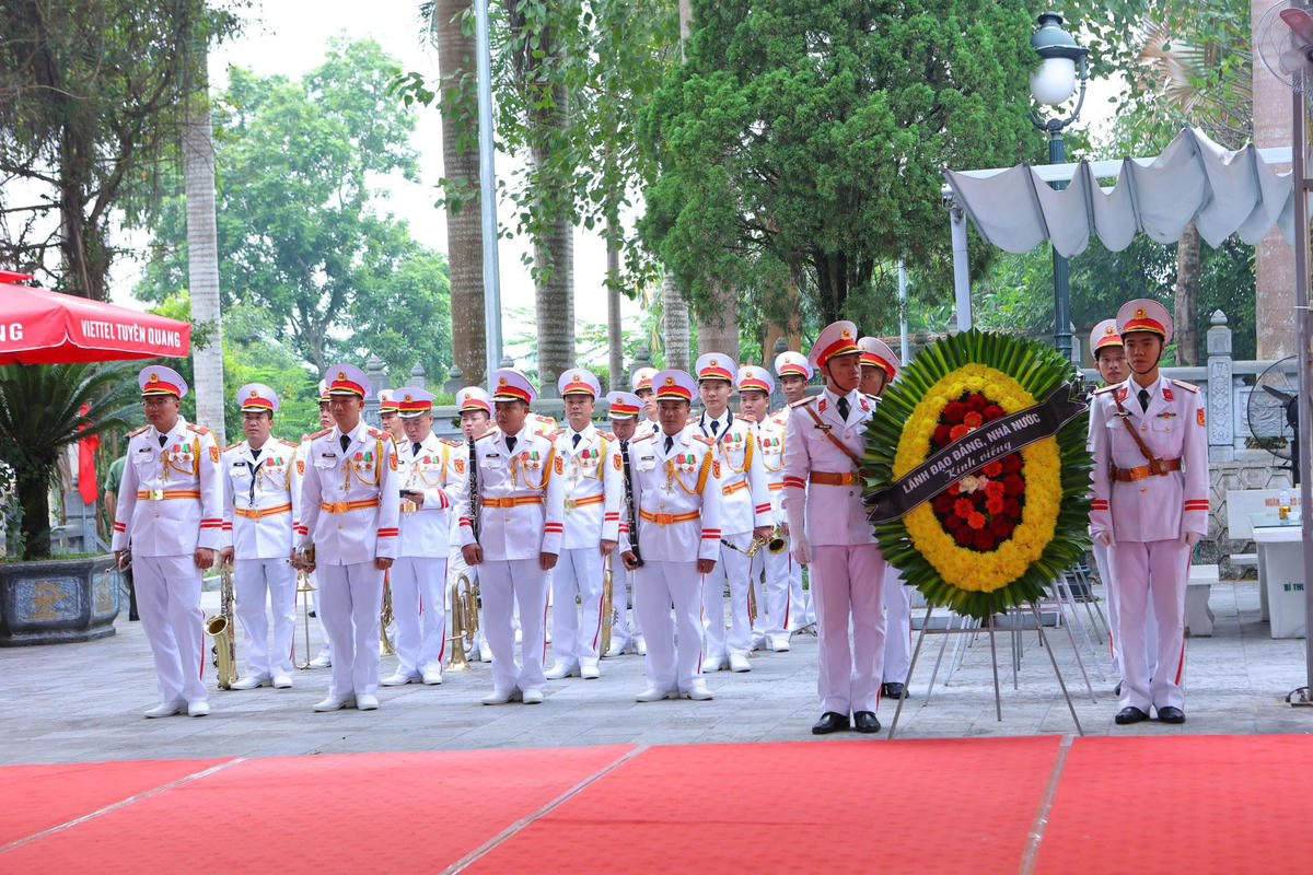 Phó Chủ tịch Thường trực Quốc hội Đỗ Văn Chiến dự Lễ truy điệu, an táng hài cốt liệt sĩ tại Nghĩa trang Vị Xuyên