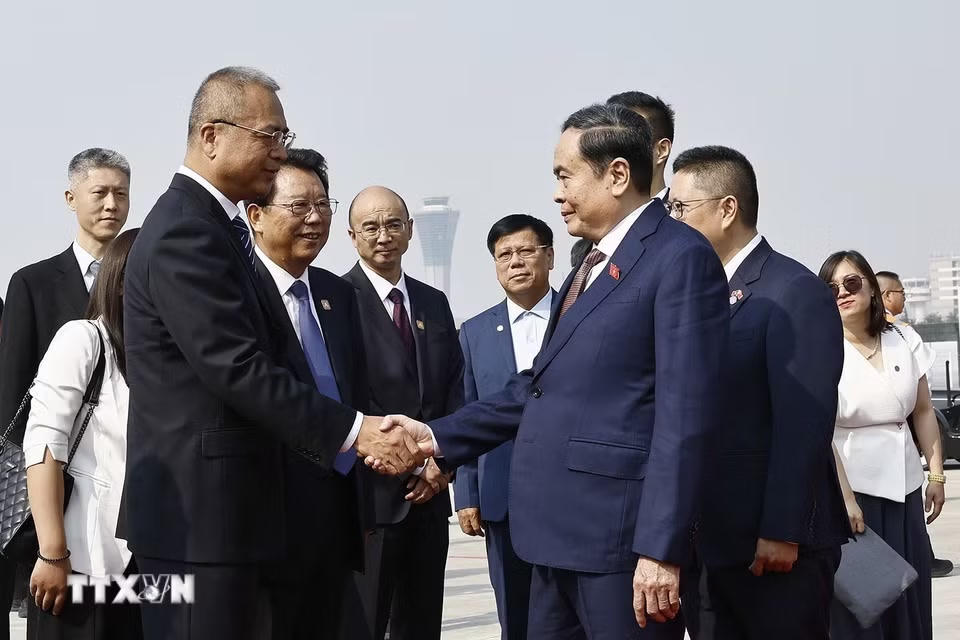Đại biểu Trung Quốc tiễn Chủ tịch Quốc hội Trần Thanh Mẫn tại Sân bay quốc tế Hàm Dương, thành phố Tây An, tỉnh Thiểm Tây. (Ảnh: Doãn Tấn/TTXVN)