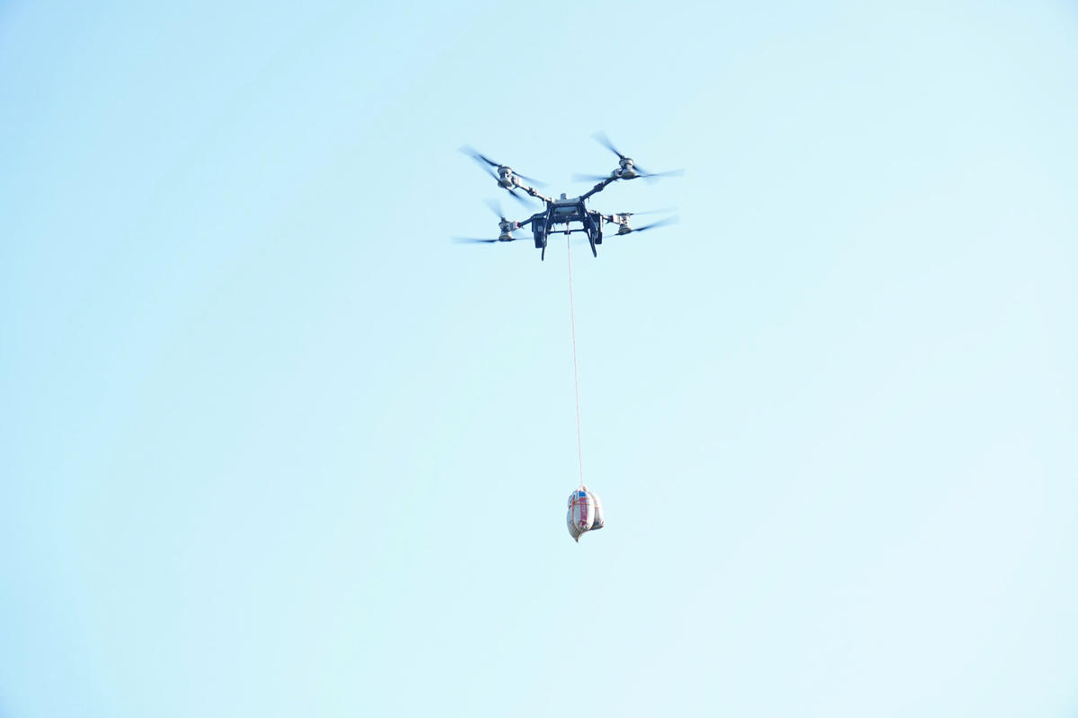 Lực lượng chức năng điều khiển bay thử nghiệm drone tải hàng 120 kg. Ảnh: QS.