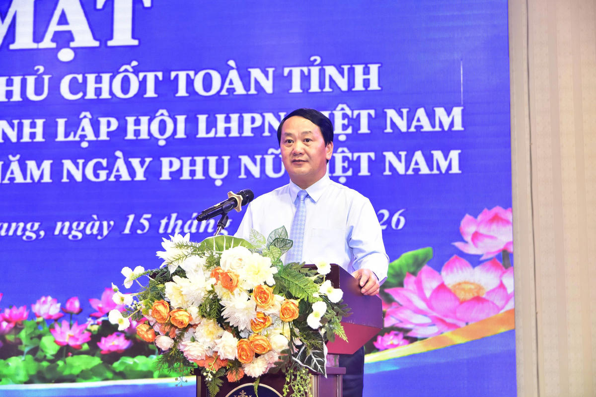 Bí thư Tỉnh ủy Tuyên Quang Hầu A Lềnh phát biểu tại buổi Gặp mặt.