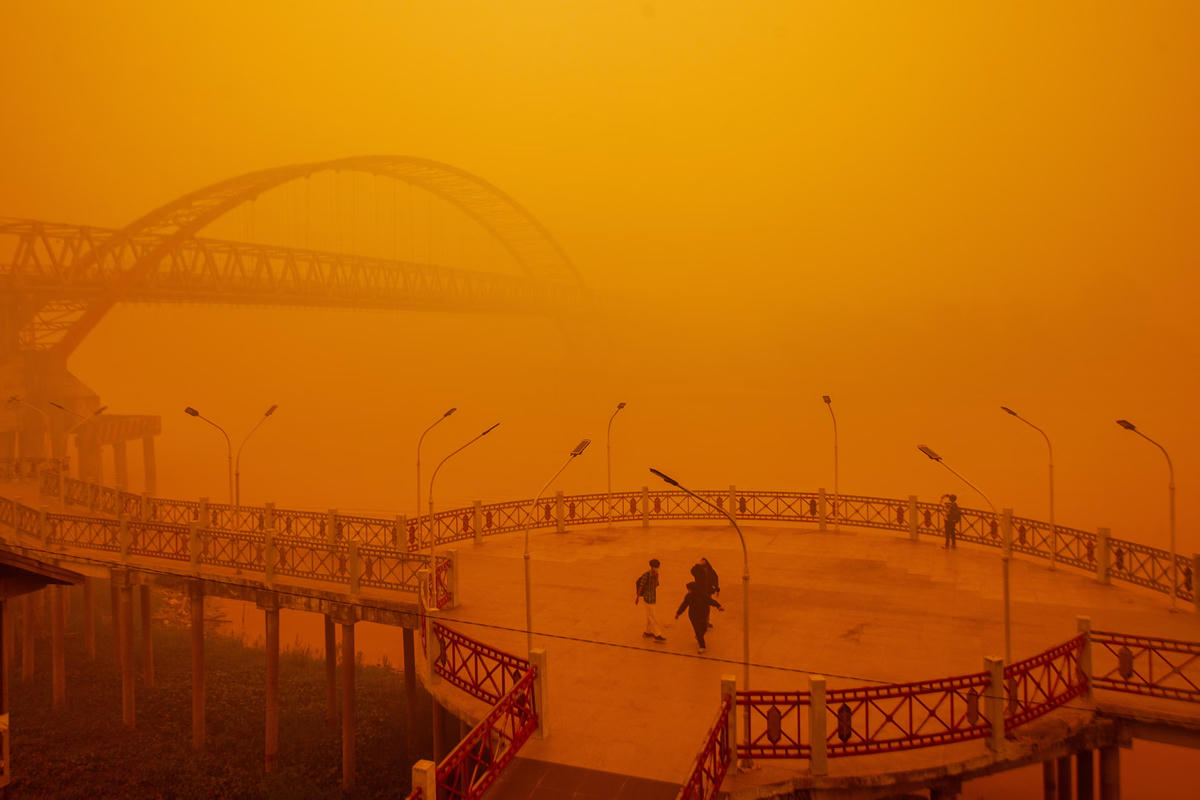 Người dân đi lại trong lớp khói mù dày đặc từ các vụ cháy rừng ở Palangkaraya, Trung Kalimanta,  Indonesia. Nguồn: EPA.