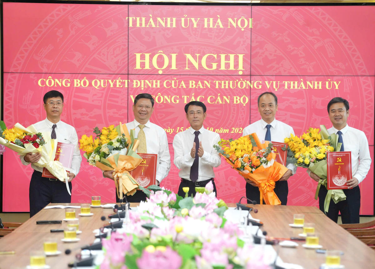 Phó Bí thư Thường trực Thành ủy Hà Nội Nguyễn Trọng Đông trao quyết định và tặng hoa chúc mừng các đồng chí nhận nhiệm vụ mới.