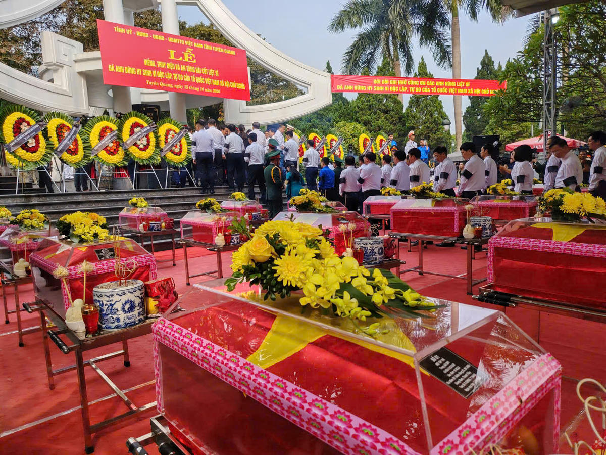 Các đại biểu, cựu chiến binh và Nhân dân đến viếng, tưởng niệm các Anh hùng liệt sĩ tại Nghĩa trang Liệt sĩ Quốc gia Vị Xuyên.