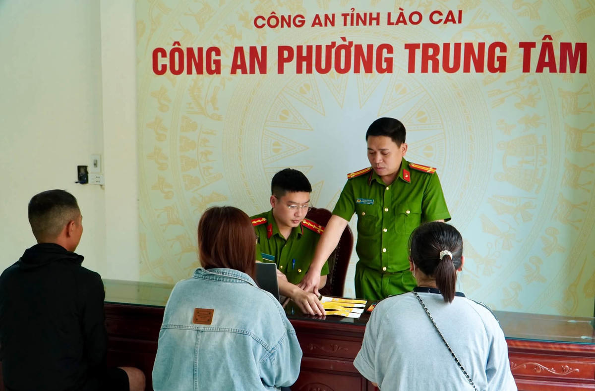 Công an phường Trung Tâm làm việc với các đối tượng bán vé. Ảnh: CACC.