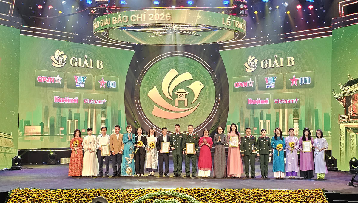 Tổng Giám đốc Thông tấn xã Việt Nam Vũ Việt Trang và Phó Chủ tịch UBND thành phố Hà Nội Vũ Thu Hà chúc mừng các nhóm tác giả giải B.