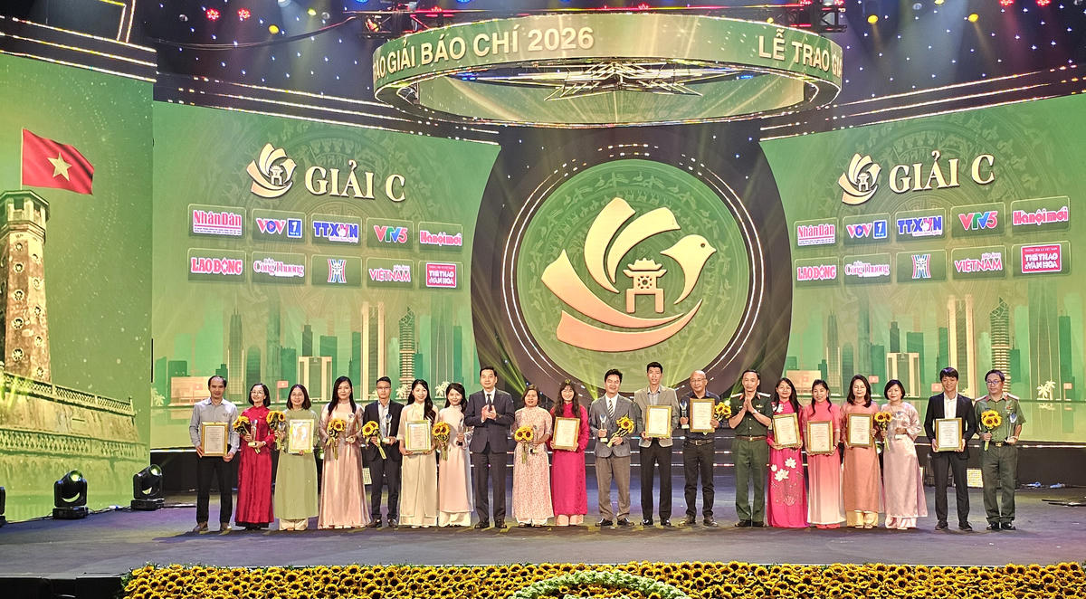 Chánh Văn phòng Thành ủy Hà Nội Nguyễn Việt Hà và Thiếu tướng Lưu Nam Tiến, Chính ủy Bộ Tư lệnh Thủ đô Hà Nội chúc mừng các nhóm tác giả giải C.
