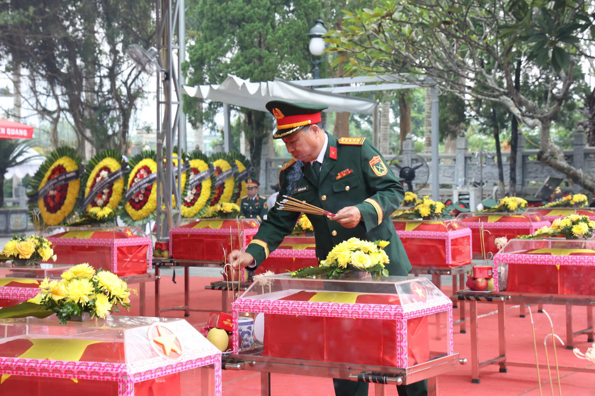Các cựu chiến binh thành kính thắp hương, tưởng nhớ những đồng đội đã anh dũng hy sinh trong cuộc chiến đấu bảo vệ biên giới phía Bắc của Tổ quốc.