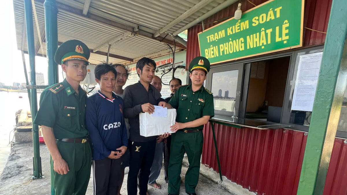 Cán bộ Đồn Biên phòng Nhật Lệ thăm hỏi, động viên và trao quà hỗ trợ các ngư dân gặp sự cố trên biển. Ảnh: BPQT.