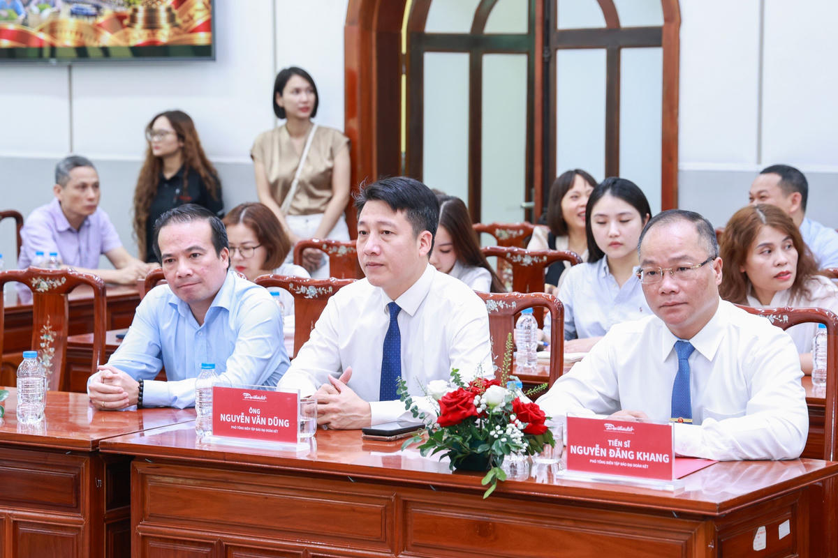 Các đại biểu tham dự Lễ công bố Chương trình “Vinh danh Người truyền lửa” cấp quốc gia năm 2026 do Báo Đại đoàn kết phối hợp với SABECO tổ chức. Ảnh: Quang Vinh.