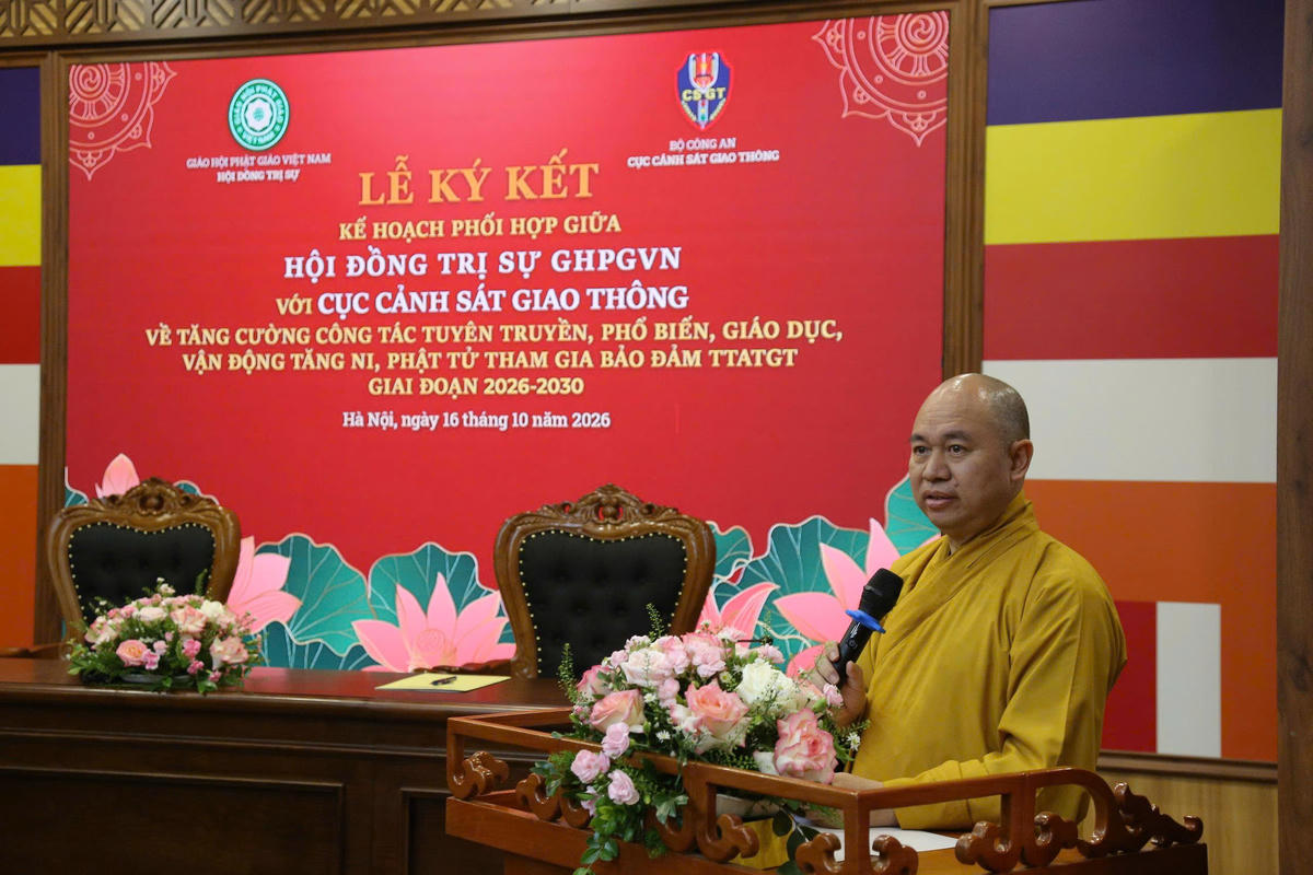 Hòa thượng Thích Đức Thiện - Phó Chủ tịch kiêm Tổng Thư ký Hội đồng Trị sự Giáo hội Phật giáo Việt Nam phát biểu tại hội nghị. Ảnh: PV