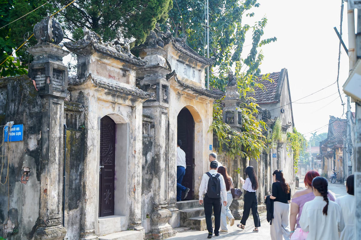 Chuyên Mỹ hiện có 3 điểm du lịch được UBND thành phố Hà Nội công nhận, gồm làng nghề khảm trai - sơn mài Chuyên Mỹ, làng nghề may Vân Từ và làng nghề giày da Phú Yên