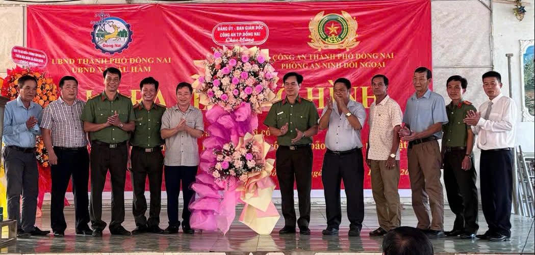 Các thành viên Ban chỉ đạo tại lễ ra mắt mô hình "Phát huy vai trò người có uy tín trong đồng bào dân tộc Hoa xã Bàu Hàm tham gia bảo đảm an ninh trật tự".