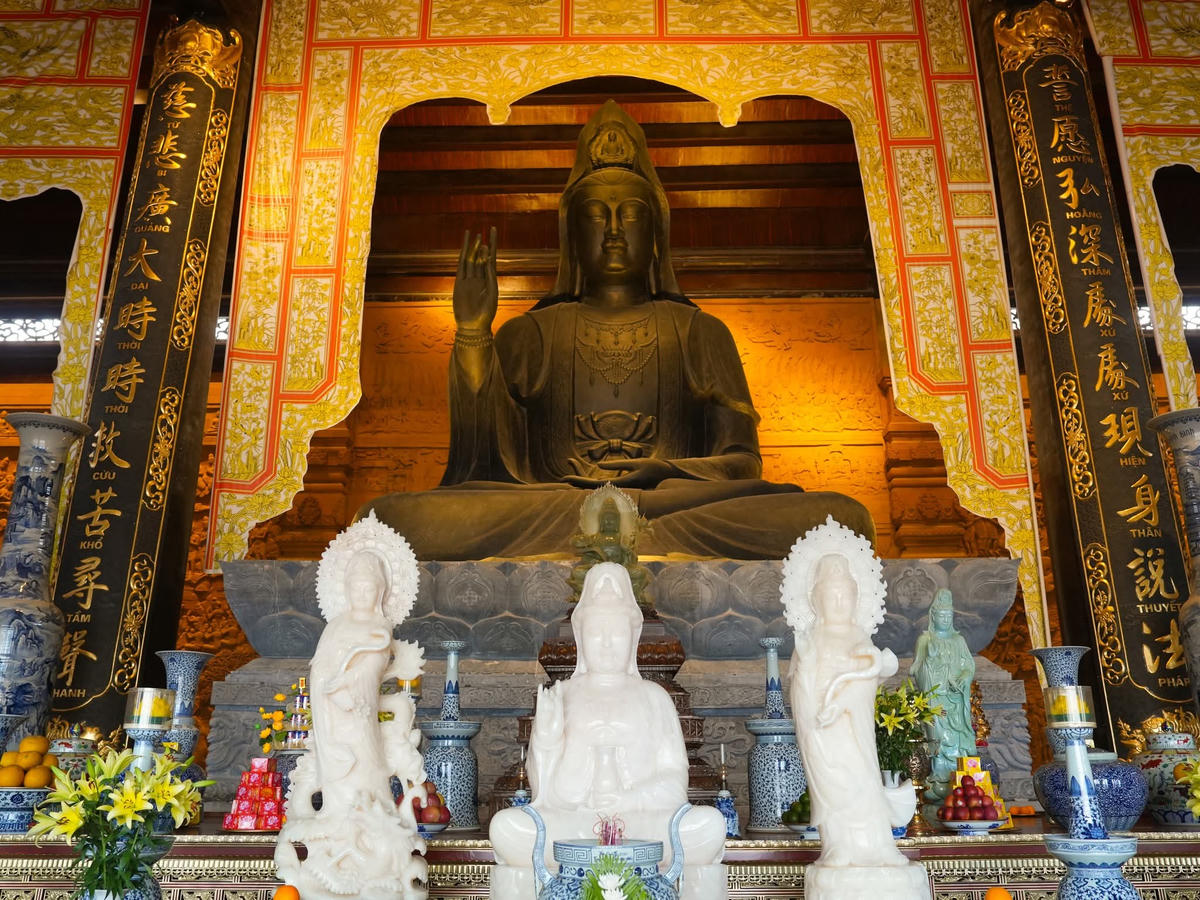 Tại khu vực trung tâm của điện Quan Âm, có pho tượng Quan Âm được đúc bằng đồng, cao khoảng 8,5m, nặng 100 tấn. Ảnh: Duy Hưng