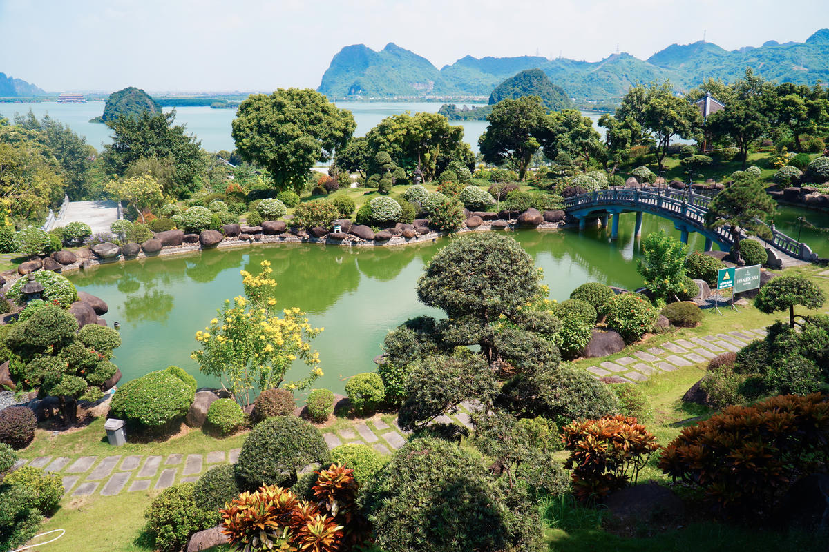 Rời những công trình kiến trúc nổi bật, cảnh sắc núi non và không gian thoáng đãng mang đến một góc nhìn yên bình về Tam Chúc. Ảnh: Duy Hưng