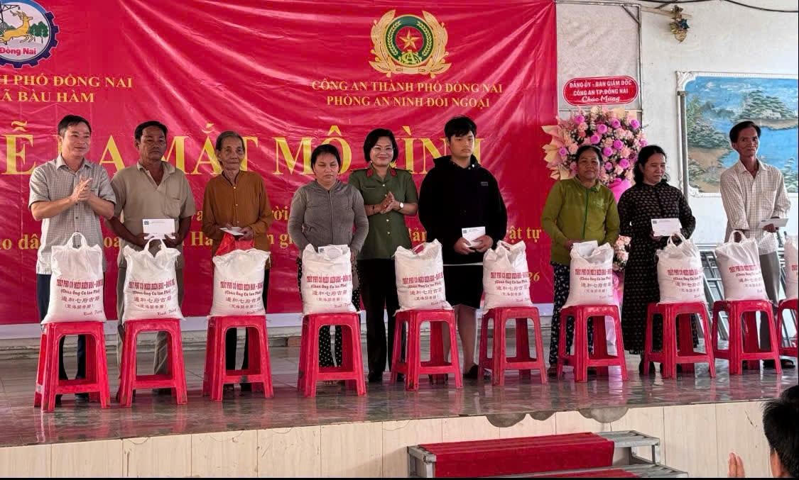 Ban tổ chức tặng quà cho đồng bào dân tộc Hoa có hoàn cảnh khó khăn trên địa bàn xã.