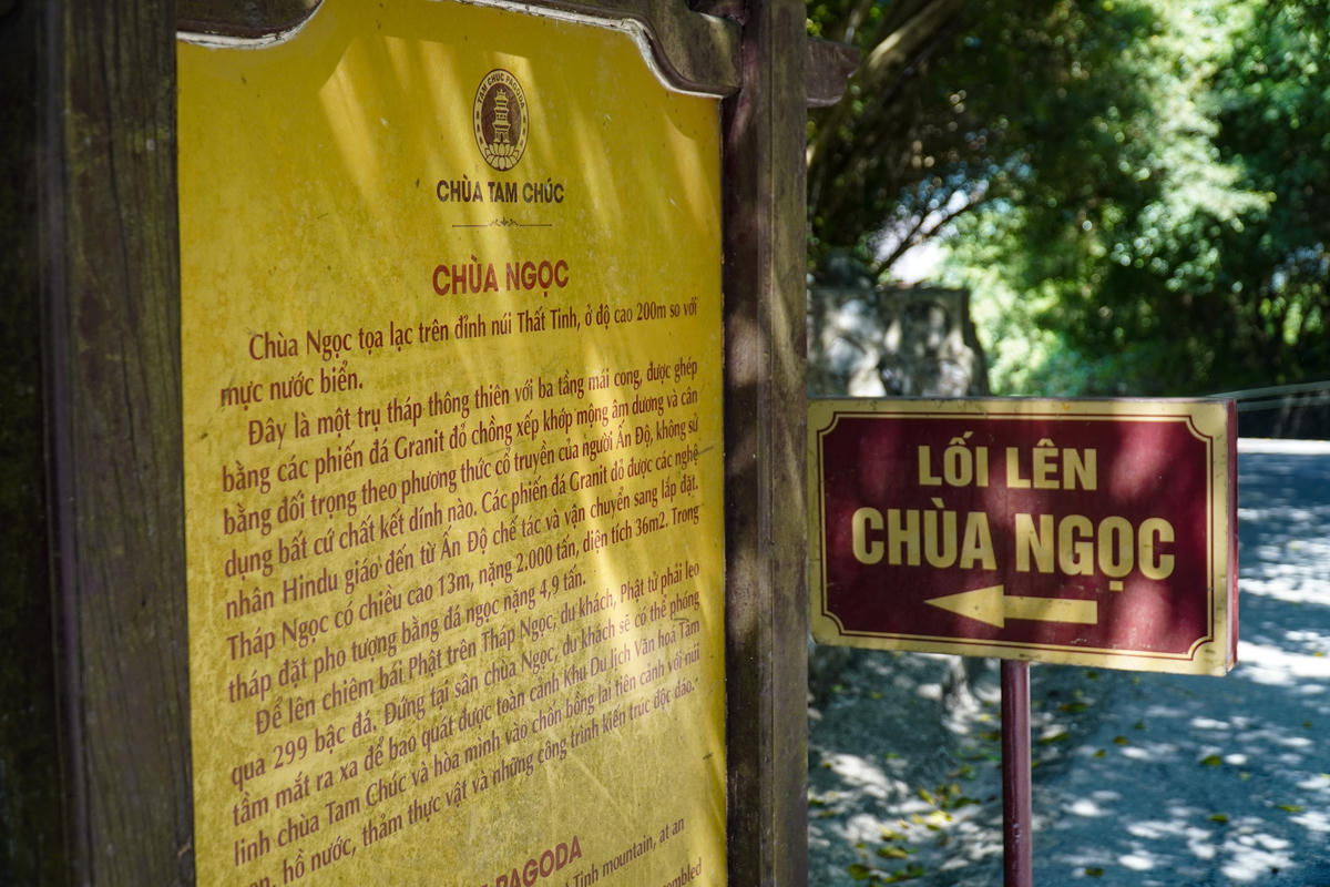Nằm trên đỉnh núi Thất Tinh, chùa Ngọc có hình dáng của một trụ tháp thông thiên, ở độ cao 200m so với mực nước biển. Để lên tới chùa, du khách, Phật tử phải leo qua 299 bậc đá. Ảnh: Nguyễn Chung