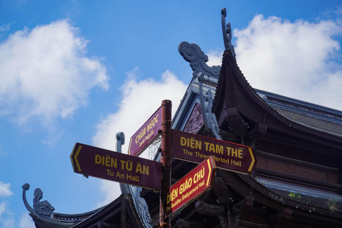 Thượng tọa Thích Minh Quang - Phó Trụ trì chùa Tam Chúc cho biết: Giữa quần thể chùa rộng lớn, hệ thống biển chỉ dẫn giúp Phật tử, du khách định hướng đến đúng các điểm tham quan, chiêm bái, góp phần giảm thời gian và có trải nghiệm tốt nhất khi đến nơi đây. Ảnh: Đình Minh