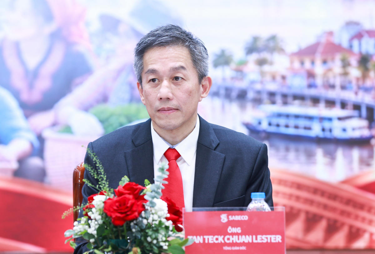 Ông Lester Tan, Tổng Giám đốc SABECO, chia sẻ về ý nghĩa và sức lan tỏa của Giải thưởng “Vinh danh Người truyền lửa”. Ảnh: Quang Vinh.