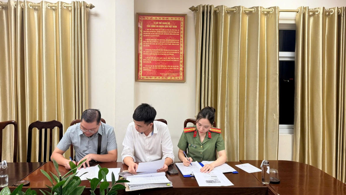 Cán bộ Công an phường Phúc Lợi tuyên truyền, hướng dẫn công dân nhận diện thông tin xấu, độc và nâng cao kỹ năng sử dụng mạng xã hội an toàn.