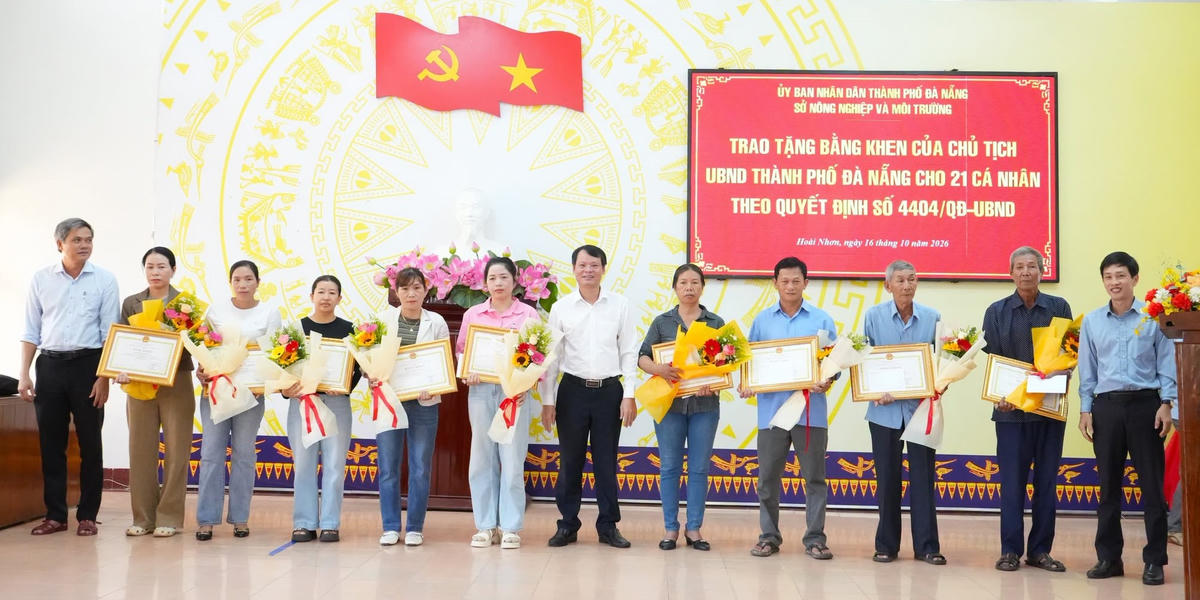 Đại diện gia đình các cá nhân được khen thưởng nhận bằng khen của Chủ tịch UBND TP Đà Nẵng. Ảnh: HN.
