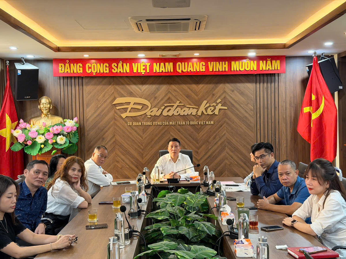 Các đảng viên, viên chức, người lao động Báo Đại đoàn kết tham dự nghiên cứu, học tập, quán triệt và triển khai thực hiện Nghị quyết tại điểm cầu trụ sở Báo Đại đoàn kết số 66 Bà Triệu, Cửa Nam, Hà Nội (Ảnh: Tú Uyên)