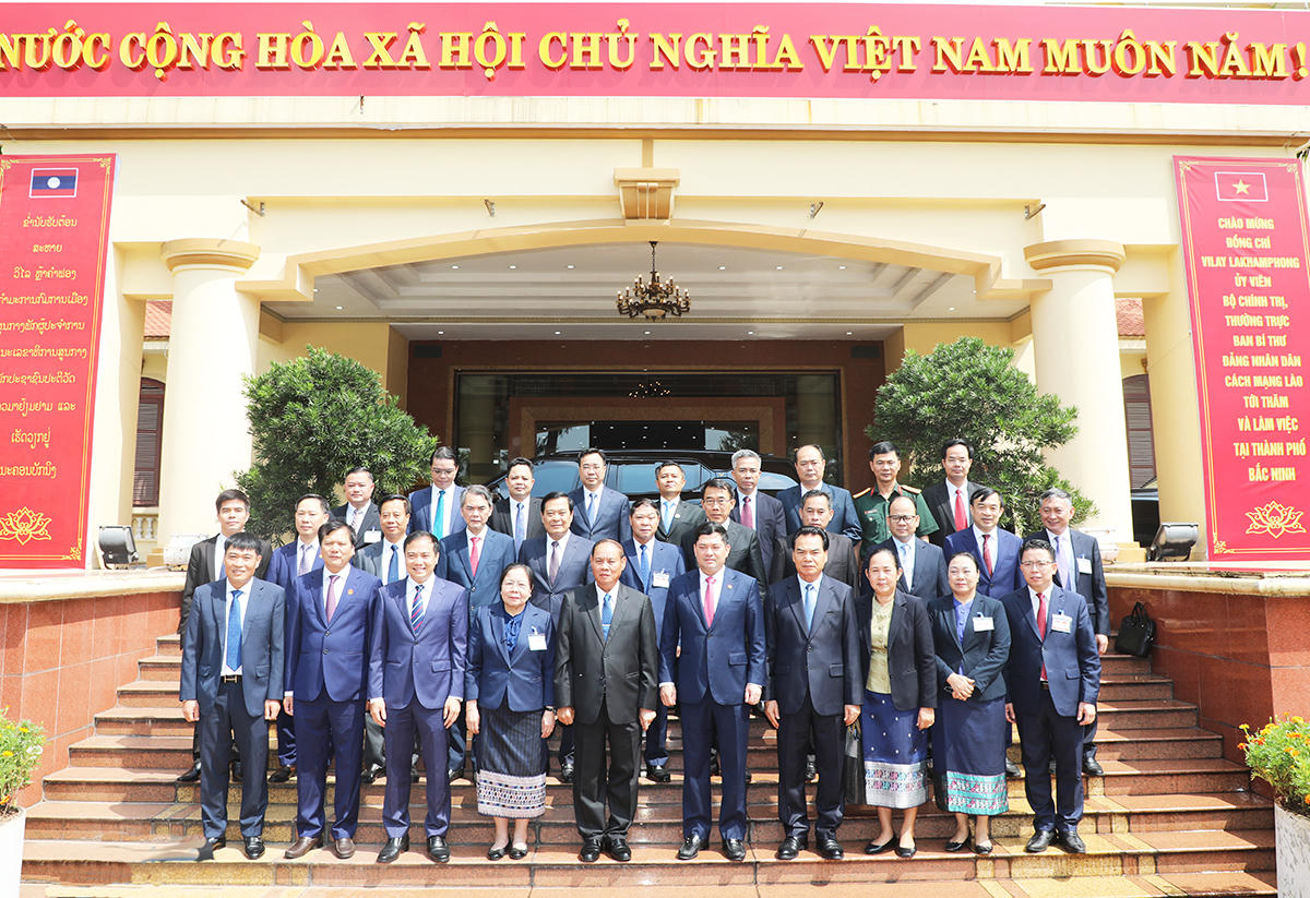 Đoàn đại biểu cấp cao Đảng Nhân dân Cách mạng Lào chụp ảnh lưu niệm cùng các đồng chí lãnh đạo thành phố Bắc Ninh. Ảnh: bacninh.gov.vn